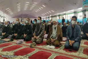 حضور پرسنل و بسیجیان سپاه ناحیه نهاوند در نماز جمعه