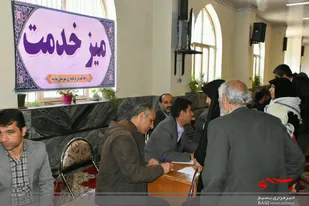 برپایی میز خدمت ادارات نهاوند به مناسبت هفته بسیج