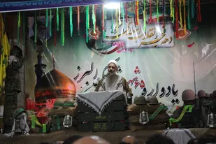 امروز برخی از مدیران ما مانند دشمن عمل می کنند/باید مراقب بود عده ای می خواهند انقلاب را بفروشند