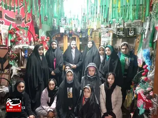 دهه هشتادی ها مهمان مادر شهید قربانی در محله مهدوی خرمنه&zwnj;سفلی بودند