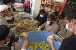 طلاب جهادی، پای کار خدمت&zwnj;رسانی به مردم زلزله زده سی&zwnj;سخت