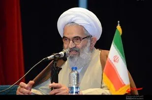 مسئولان جلوی واردات پوشاک نامناسب در کشور را بگیرند/ مردم برای خرید کالای ایرانی همت کنند