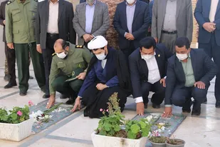 عطر افشانی قبور شهدا در مهریز