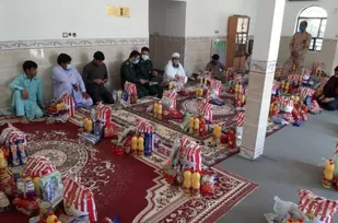توزیع بسته&zwnj;های معیشی سپاه در روستاهای اهل سنت ریگان