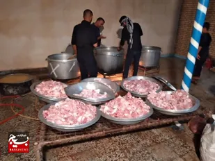 گسترده شدن سفره اطعام حسینی با دست جهادگران درشوشتر