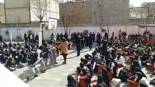 برگزاری جشن انقلاب اسلامی در مدرسه شهید کاونده شهرستان بهارستان