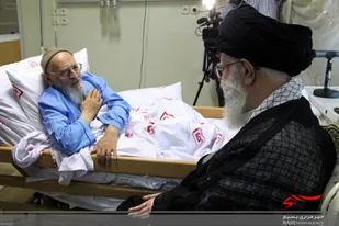 رهبر معظم انقلاب بر پیکر علامه حسن زاده نماز اقامه می&zwnj;کنند