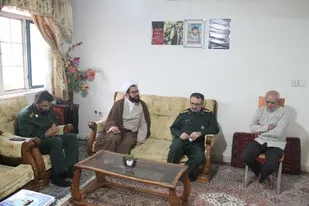 دیدار مسئولان ناحیه امام حسن(ع) با خانواده دو جهادگر بسیجی