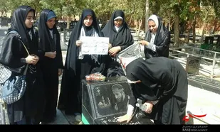 عطرافشانی گلزار شهدای بهار با حضور بسیجیان پایگاه محدثه