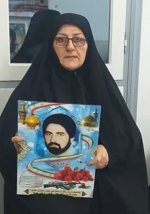 عروسی&zwnj;مان ساده بود/در کنج اتاقی زندگی مشترکمان را آغاز کردیم/خانه&zwnj;مان شاید کوچک بود، اما دل من کنار او بزرگ&zwnj;ترین خانه دنیا را داشت/عاشقانه همدیگر را دوست داشتیم ...