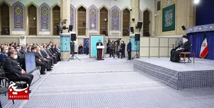 جمع زیادی از کارآفرینان، تولیدکنندگان و دانش&zwnj;بنیان&zwnj;ها با امام خامنه&zwnj;ای دیدار کردند