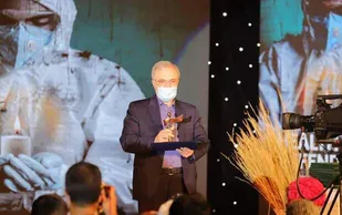 وزیر بهداشت نشان ویژه &laquo;مقاومت&raquo; گرفت