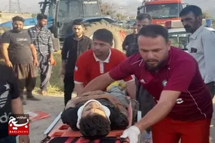 امدادرسانی نجاتگران پایگاه امداد و نجات بین شهری صالح آباد به حادثه دیدگان