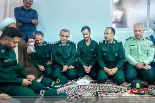 حضور فرمانده سپاه قم در منزل شهید بسیجی مدافع امنیت