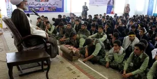 افراد ضعیف جلوی بیگانگان سر خم می کنند