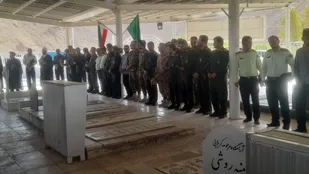 غبار روبی گلزار شهدا به مناسبت هفته دفاع مقدس در آغاجاری
