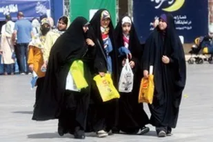 تبیین مسئله حجاب در گفتگو با مدیر حوزه علمیه اهل بیت (ع)
حجاب زن برای تقید و مسئولیت&zwnj;پذیری مرد است