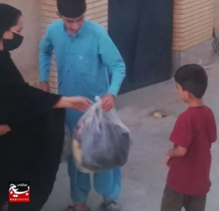 توزیع لباس فرم مدرسه ولباس بلوچی به دانش آموزان در شهر نصرت آباد&nbsp;