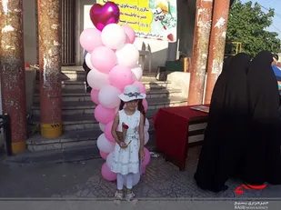 اهدای گل به دختران در چالوس+تصاویر