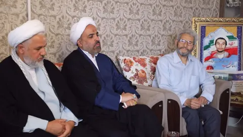 دیدار مسئول سازمان بسیج اساتید، طلاب و روحانیون کشور با خانواده شهید شاخص سال ۱۴۰۴ روحانیت