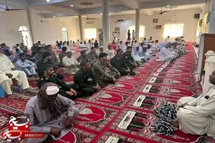 حضورفرمانده ناحیه مقاومت بسیج  و بسیجیان شهرستان دشتیاری در نماز جمعه به مناسبت هفته بسیج