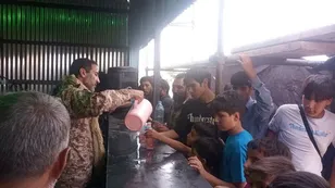 مهمان نوازی از برادران افغانستانی در حال خروج از مرز دوغارون در تایباد