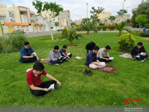 آئین جزخوانی و قرائت قرآن کریم توسط بسیجیان ساوجی در پارک