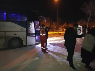 اسکان اضطراری 187 مسافر در راه مانده توسط هلال احمر زنجان