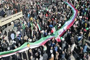 حمل پرچم ۶۰ متری توسط ورزشکاران با لباس&zwnj;های ورزشی در طول مسیر راهپیمایی شیراز