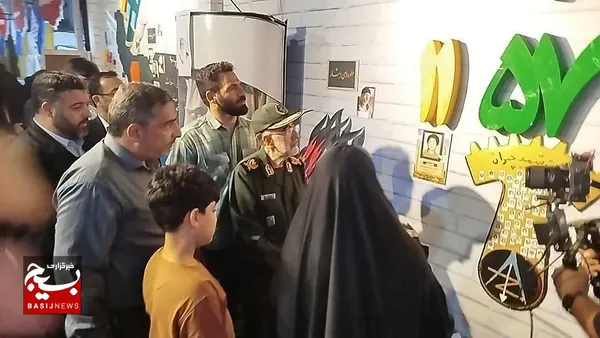 بازدیدسردارآزادی از نمایشگاه روایت پرچمداران