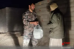 طبخ و توزیع غذای گرم در مناطق محروم شهرستان تفتان