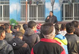 حضورمدیرعامل شرکت سپاهان پلاست در جمع دانش آموزان مدرسه پسرانه فضیلت فلاورجان + عکس