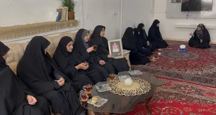تأکید مسئول بسیج جامعه زنان سپاه لرستان بر تداوم راه شهدا در دیدار با خانواده شهیده زینب پاپی