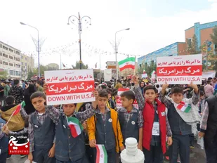 به مناسبت گرامیداشت 13 آبان راهپیمایی دانش آموزان شهر بهارستان برگزار شد
