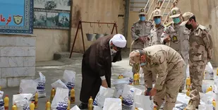 کمک مومنانه&zwnj; مرزداران به نیازمندان کرمانشاه