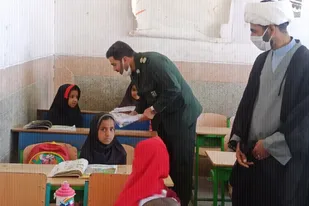 توزیع بسته های لوازم التحریر در بین دانش آموزان مهرستانی