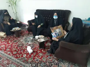 بسیجیان پایگاه خدیجه کبری (س) گرمسار با خانواده شهید "گیلک حکیم آبادی" دیدار کردند