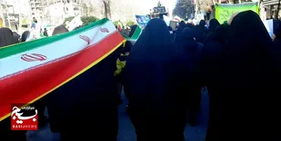 حماسه خیره کننده زنان در یوم الله ۲۲ بهمن هزار سنگر
