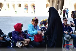 گفتگوی چهره به چهره با توریستهای حاضر در شهر اصفهان درباره پیاده روی اربعین توسط جوانان مومن و انقلابی