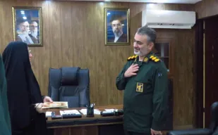 تقدیر فرمانده ناحیه مقاومت بسیج بندر انزلی از بانوی پرچم&zwnj;گردان در شب بارانی