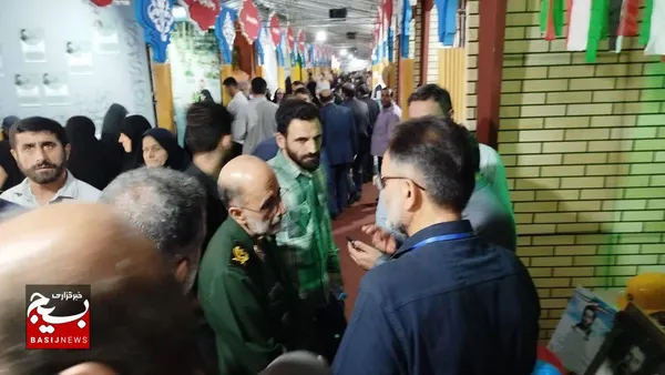 بازدیدسردارآزادی از نمایشگاه روایت پرچمداران