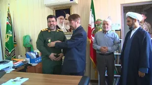 تبریک سالروز سپاه با نصب نشان امام رضایی برسینه سرهنگ آقایی