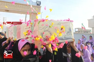 پیکر شهید گمنام دفاع مقدس بر دوش دانش&zwnj;آموزان آبدان