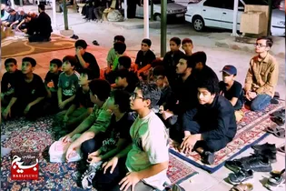 نوجوانان پای درس شهدا در گلزار اهواز