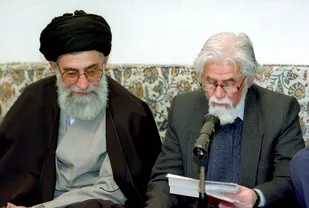 با انقلاب زیست و وفادارانه در کنار انقلاب ماند