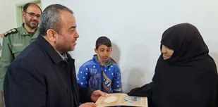 دیدار استاندار خراسان جنوبی با خانواده شهید خادمی در سرایان