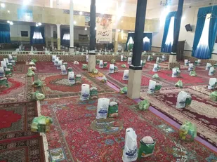 بسیجیان بخش ارداق با دست پرمهرشان، مهربانی و همدلی به نیازمندان هدیه کردند
