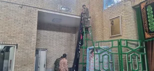 آماده سازی و سیاه پوش کردن پادگان شهید برونسی سپاه امام رضا علیه السلام به جهت عزاداری ماه محرم