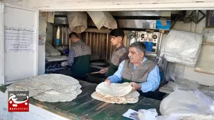 در ماه مبارک رمضان؛
روزانه ۲۰۰۰ نان گرم روی سفره ولی نعمتان انقلاب در اهواز/توزیع ۶۰ هزار قرص نان تا پایان ماه رمضان