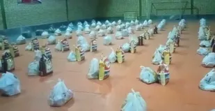 توزیع بسته های معیشتی به مناسبت هفته بسیج در آبادان